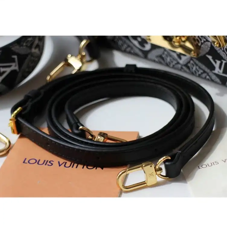 2102SH0018 LV Bags 0816